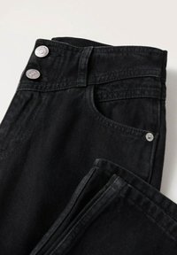 Jeans en denim noir avec deux boutons argentés à la taille, une poche avant et une texture lisse. Le tissu présente un motif de tissage subtil.