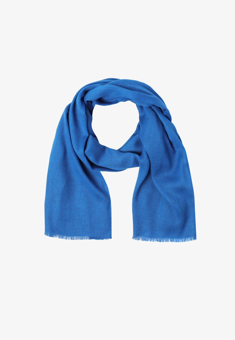 Écharpe bleue en tissu doux et léger. Elle présente une texture lisse et des bords frangés, drapée lâchement en style en boucle.
