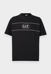 Μαύρο T-shirt με κοντά μανίκια, λευκές οριζόντιες γραμμές και οβάλ λογότυπο με την επιγραφή "EA7 Emporio Armani" στο κέντρο του στήθους.