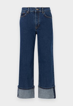 Jean droit bleu foncé à taille haute, fermeture par bouton et zip, revers retroussés, poches avant et arrière.