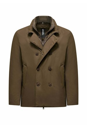 Cappotto marrone doppiopetto con colletto trapuntato, dotato di tasche laterali e bottoni scuri, realizzato in tessuto liscio con un design classico.