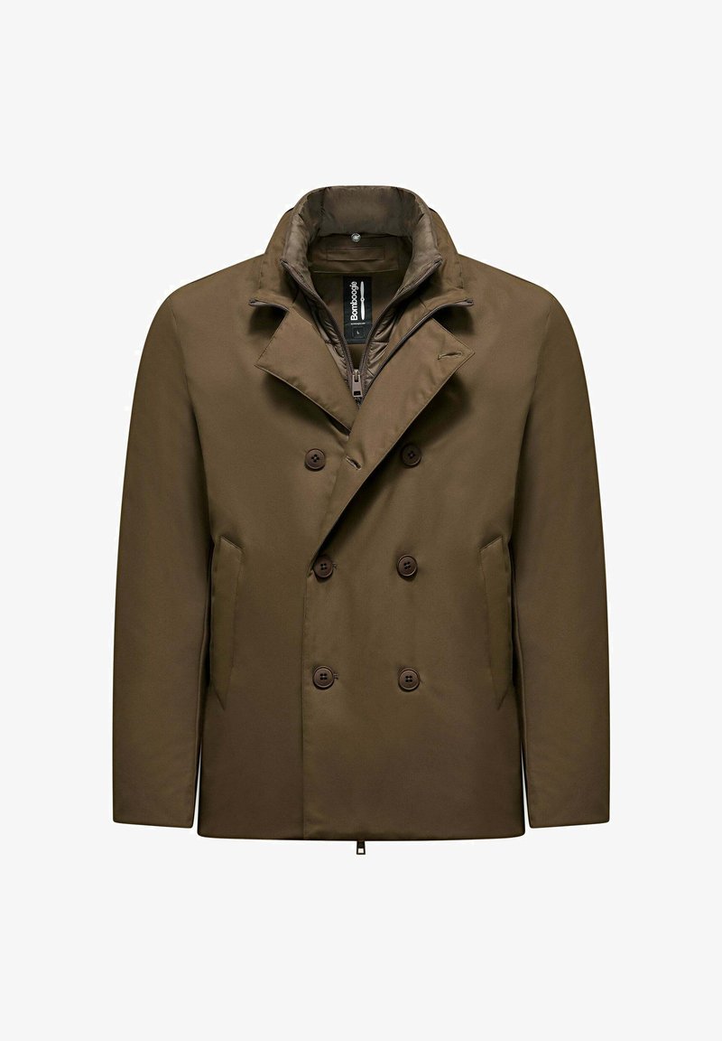 Cappotto marrone doppiopetto con colletto trapuntato, dotato di tasche laterali e bottoni scuri, realizzato in tessuto liscio con un design classico.