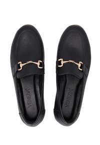 Schwarze Lederloafer mit einem goldenen Hardware-Akzent an der Vorderseite. Glatte Textur, runde Zehenform und rutschfester Slip-On-Design ohne Schnürsenkel.