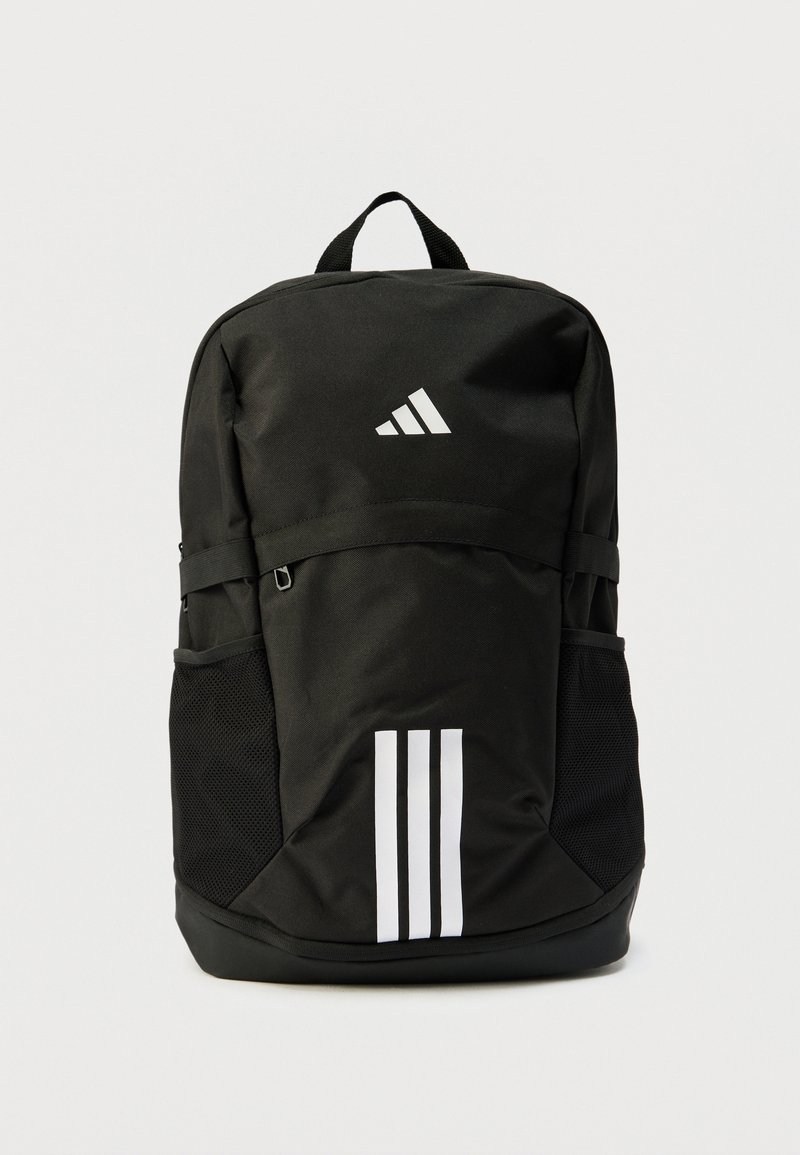 Μαύρο σακίδιο με λεία υφασμάτινη επιφάνεια, λευκή λεπτομέρεια με τρεις ρίγες, διχτυωτές πλαϊνές τσέπες και επάνω λαβή για μεταφορά.