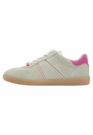 Lichtgrijze suède sneaker met roze accenten, voorzien van witte veters, gestikte details en een beige rubberen zool. Strak, gestroomlijnd ontwerp.