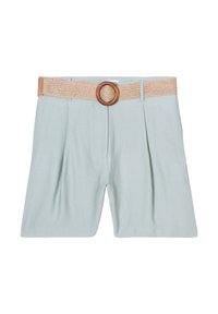 Helle blaue, gefältete Shorts mit einem gewebten beigen Gürtel und Holzring-Schnalle, die eine weiche Textur und einen lässigen Schnitt aufweisen.