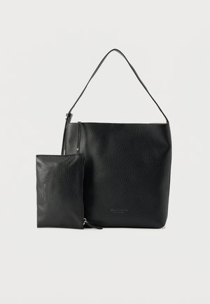 Geantă de umăr din piele texturată neagră cu buzunar detașabil cu fermoar asortat, ambele cu emboss subtil al mărcii, prezentate pe fundal alb.