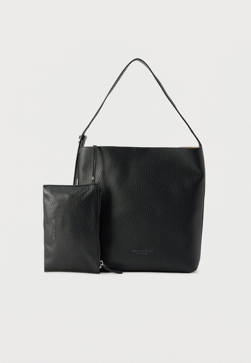 Μαύρη τσάντα ώμου από δερματίνη με υφή, με ταυτόχρονο αφαιρούμενο τσαντάκι με φερμουάρ, και τα δύο με διακριτική ανάγλυφη σήμανση της μάρκας, παρουσιάζονται σε λευκό φόντο.