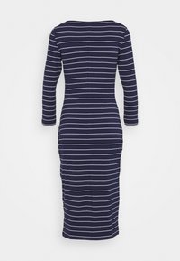 Laivastonsininen mekko, jossa on pystysuorat valkoiset raidat, pitkät hihat, vartalonmyötäinen malli, polvipituus ja pyöreä pääntie. Sileä, joustava kangaspinta.