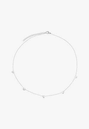 Zilveren ketting met vijf hartvormige hangers met textuurdetails, beveiligd met een karabijnsluiting en verstelbare lengte.