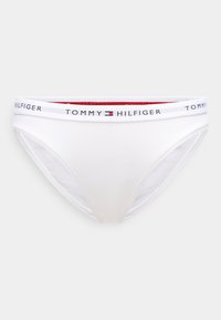 Biele bavlnené spodné prádlo s elastickým pásom s logom, ktorý obsahuje červené a modré akcenty. Hladká textúra, klasický dizajn boxeriek.