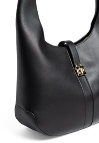 Sac à main en cuir noir avec une texture lisse, une forme courbée et un accent de verrou en ton or. Dispose d'une large bandoulière et d'un design minimaliste.