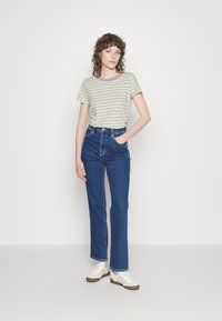 Wrangler WILD WEST - Calças de ganga de perna direita - blue dip