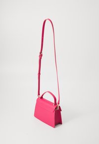 Ružičasta crossbody torba sa strukturiranim oblikom, koja ima gornju ručku, podesivu traku i zlatne detalje. Glatka tekstura, minimalistički dizajn.