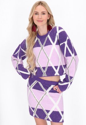 Lila und rosa kurz geschnittene Sweater mit geometrischem Diamantmuster, kombiniert mit einem passenden Rock; weiche Textur mit weißen und silbernen Akzenten.