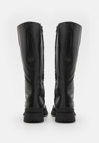 Čierne kožené vysoké čižmy s hladkým povrchom, zaoblenou špičkou a zipsom na zadnej strane. Textúrovaná podrážka pre lepšiu priľnavosť.