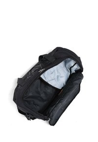 Zwarte reistas met een groot hoofdcompartiment, enkele rits, zachte stoffen voering aan de binnenkant en logo-detail binnenin. Ruimtelijk en functioneel ontwerp.