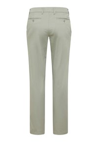 Pantalon gris clair à jambes droites avec deux poches passepoilées boutonnées à l'arrière et passants de ceinture, présenté de dos sur un fond blanc.