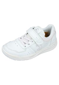 Zapato deportivo blanco con parte superior de cuero liso, acentos de tela texturizada, cierre con cordones y tira de Velcro, y suela de goma con agarre.