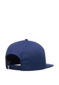 Marineblauwe snapback pet van stof, met een gebogen rand, een knoopop bovenkant en een verstelbare plastic riem aan de achterkant.