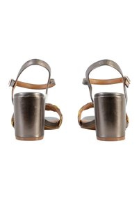 Sandalias de tacón bloque de bronce metálico con acentos de oro trenzados, correas ajustables en el talón y acabado de imitación de cuero suave.