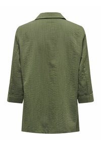 Camisa ligera de color verde oliva, con tejido texturizado, cuello y mangas tres cuartos, que presenta puños enrollados y un diseño de espalda recta.