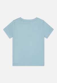 Camiseta de manga corta azul claro hecha de algodón suave. Cuenta con un cuello redondo y dobladillo recto, sin patrones ni acentos visibles.