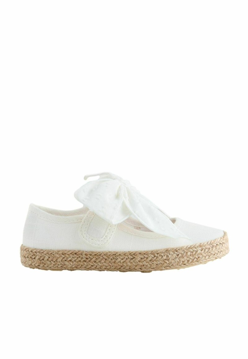 Espadrille en toile blanche avec une tige texturée, une semelle en jute tissé et un nœud en tissu décoratif à l'avant. Une sangle ajustable est incluse.