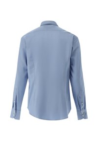 Camicia azzurra a maniche lunghe con colletto classico, polsini con bottoni e una texture liscia e tessuta. Nessun motivo o accento visibile.