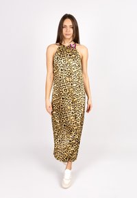 Schwarz-goldenes Maxikleid mit Leopardenmuster und Herzmotiven, mit Halterneck-Design und dekorativem Schmetterlingsakzent nahe der Schulter.