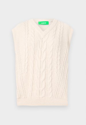 Pull sans manches en tricot ivoire avec un col en V, arborant des motifs en maille torsadée et un ourlet côtelé. Étiquette en vert vif au niveau du cou.