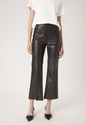 - Spodnie materiałowe