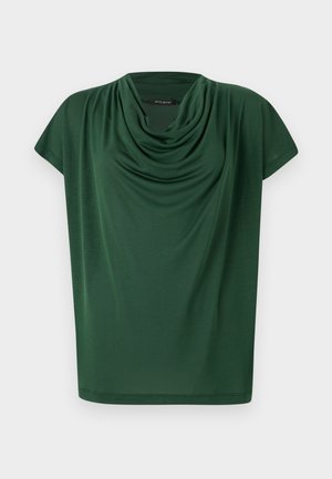 Top verde drapeado hecho de tela ligera. Presenta un escote drapeado y mangas tipo capa, con una textura suave y un corte holgado.