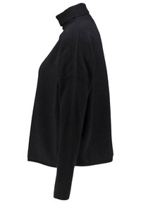 Czarny sweter z długim rękawem i golfem o luźnym kroju, prezentowany z boku na białym tle.