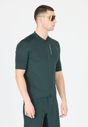 Dunkelgrünes Radtrikot mit kurzen Ärmeln und einem Frontreißverschluss, aus dehnbarem Material gefertigt. Verfügt über dezente Logodetails auf der Vorderseite.