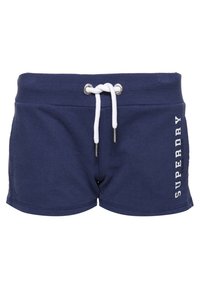 Marineblaue Shorts mit geripptem Bund, weißem Kordelzug und vertikal in Weiß bedrucktem "SUPERDRY" am rechten Bein.