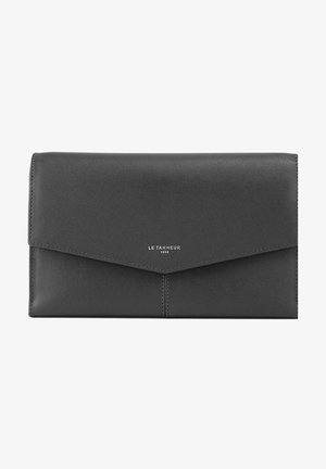 Cartera de cuero negro con cierre de solapa, que presenta un diseño de logo sutil. Textura suave con costuras mínimas y forma rectangular.