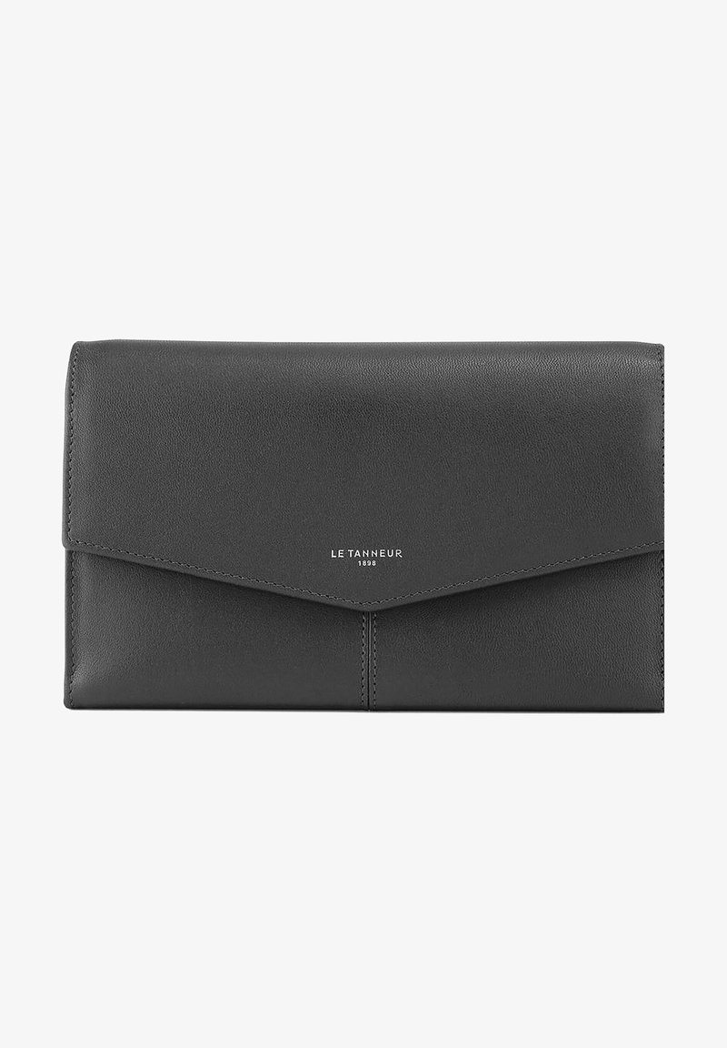 Cartera de cuero negro con cierre de solapa, que presenta un diseño de logo sutil. Textura suave con costuras mínimas y forma rectangular.