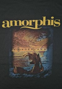 Camiseta negra con un gráfico colorido que presenta la palabra "Amorphis" en dorado y "Borderland" debajo, mostrando una figura sobre el agua con un cielo oscuro.