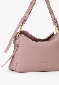 Borsa a tracolla in pelle rosa con texture, con parte superiore curva, tracolla regolabile e accessori in tono oro. Presenta il nome del marchio impresso sul davanti.
