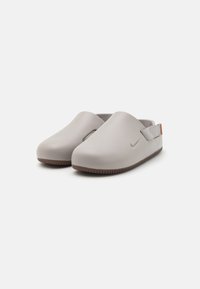 Nike Sportswear CALM MULE UNISEX - Natikači - college grey/med brown