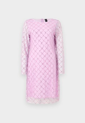 Rochie cu mânecă lungă în roz deschis, cu un model în formă de diamant, având paiete și un overlay transparent. Decolteu rotund și fermoar la spate.