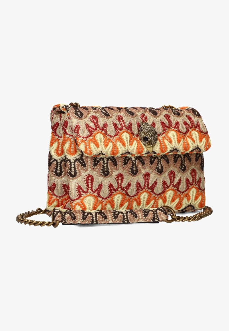 Petit sac à épaule rectangulaire en tissu avec des motifs brodés rouges, orange, beiges et marron, et un fermoir en métal en forme d'oiseau sur le rabat.