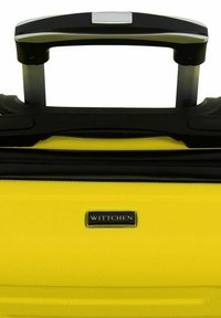 Valigia gialla su ruote con finitura testurizzata, dotata di una maniglia nera, zip e una placca logo argento che riporta la scritta "Wittchen."