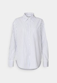 Bílá košile s dlouhým rukávem s tenkými modrými vertikálními pruhy, na knoflíky, se špičatým límcem, jednou náprsní kapsou a zakřiveným lemem.