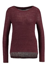 Pull en tricot bordeaux à manches longues, col rond, avec un motif texturé en maille ouverte. Présente un ourlet arrière plus long avec bordure côtelée.