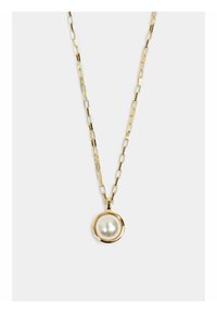 Collier chaîne en or avec un pendentif ovale orné d'une grande perle ronde. La chaîne présente des maillons allongés, et le pendentif est encadré de métal doré.