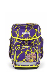 Zaino a fantasia giraffe in viola e giallo con tasca frontale con zip, striscia riflettente e badge circolare con illustrazione di una fata.
