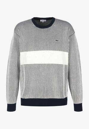 Pull à manches longues à rayures bleu marine et blanches avec poignets et ourlet côtelés, bande blanche sur la poitrine avec texte embossé "Lacoste" et logo crocodile vert.
