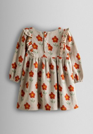 Langærmet kjole i beige stof med et blomstermotiv af røde og gule blomster. Rynkede skuldre og knaplukning bagpå.